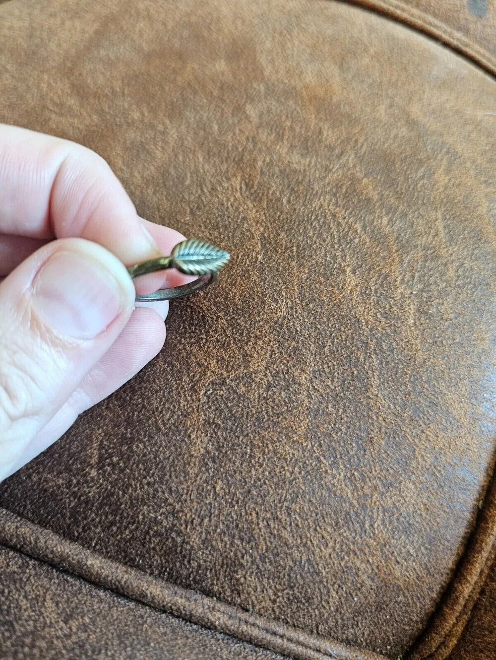 Vintage Mid Century Womens Sz 4 Gold Tone Bohemian Ring Leaf Print